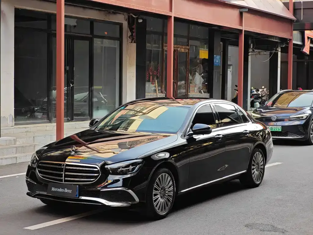Mercedes-Benz E-Class — фото 1