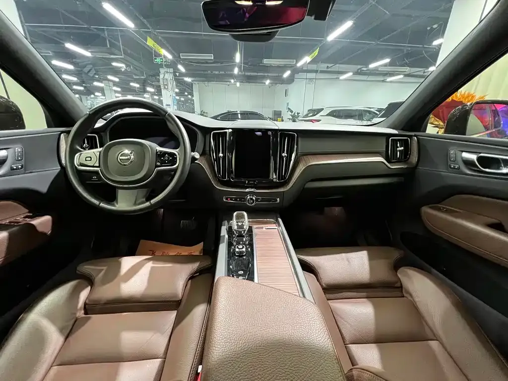 Volvo XC60 — фото 9