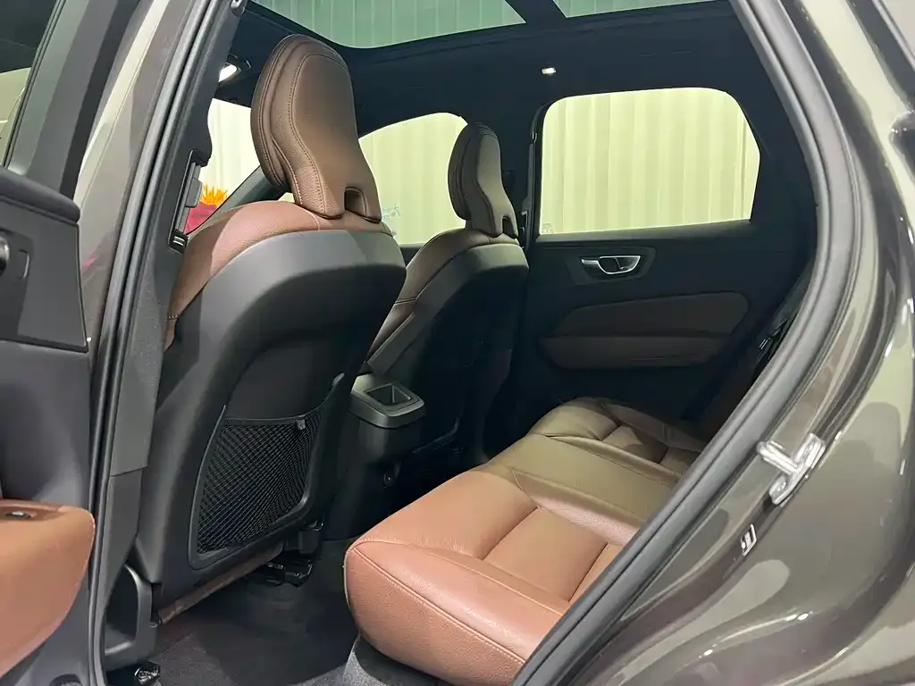 Volvo XC60 — фото 10