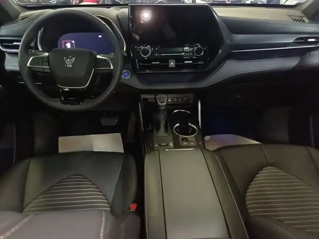 Toyota Crown Kluger 2023 из CN, фото 3