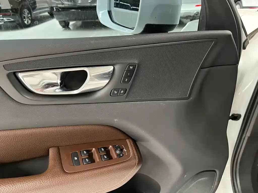 Volvo XC60 — фото 10