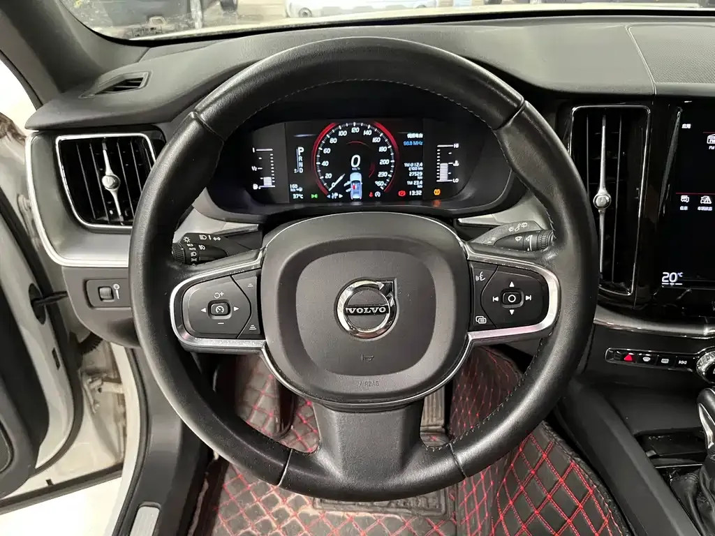 Volvo XC60 — фото 3