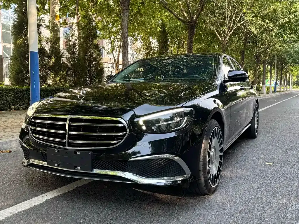 Mercedes-Benz E-Class — фото 1