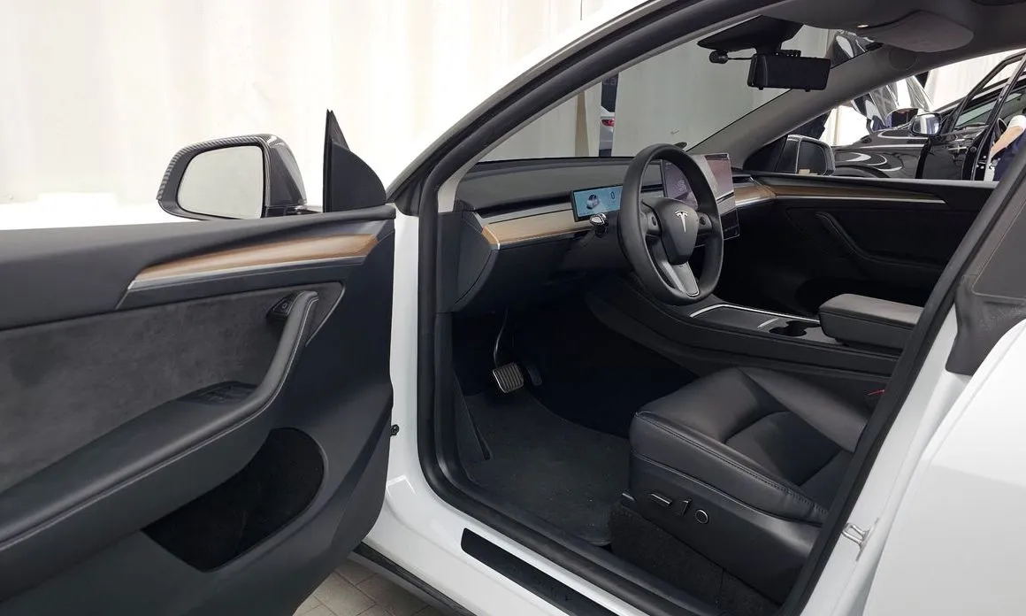 Tesla Model Y — фото 9