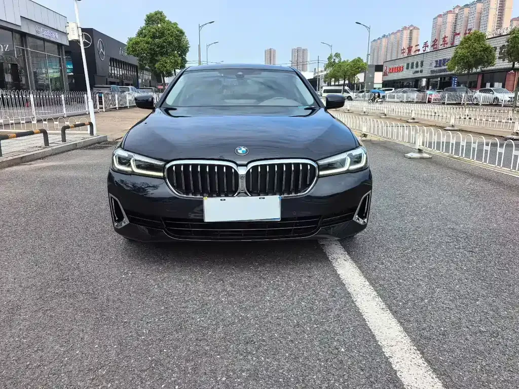 BMW 5 Series — фото 1