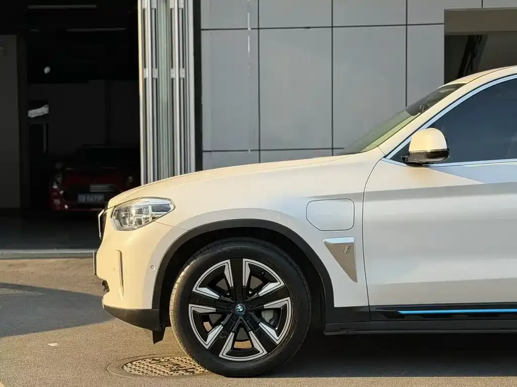 BMW iX3 — фото 9