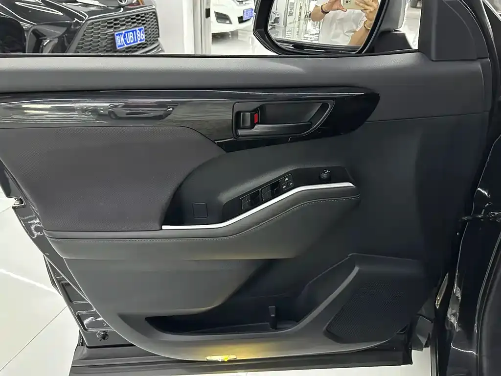 Toyota Crown Kluger 2023 из CN, фото 6