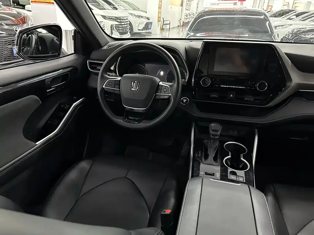 Toyota Crown Kluger 2023 из CN, фото 8