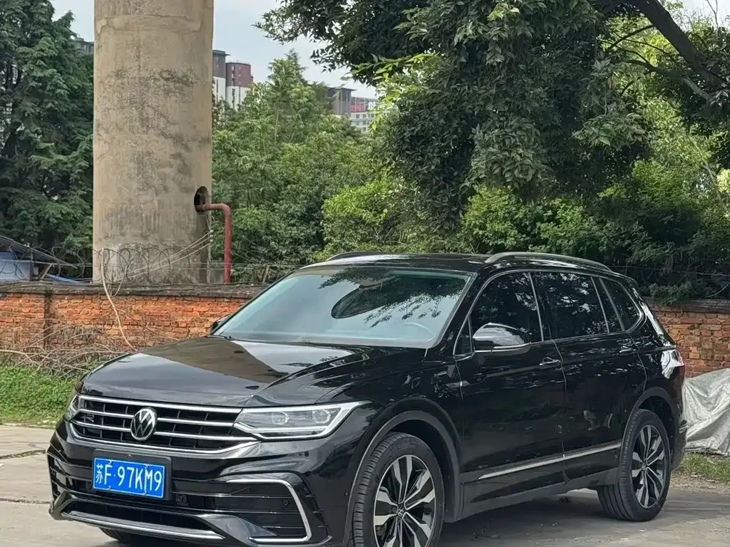 Volkswagen Tiguan L — фото 1