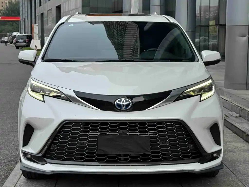 Toyota Granvia — фото 1