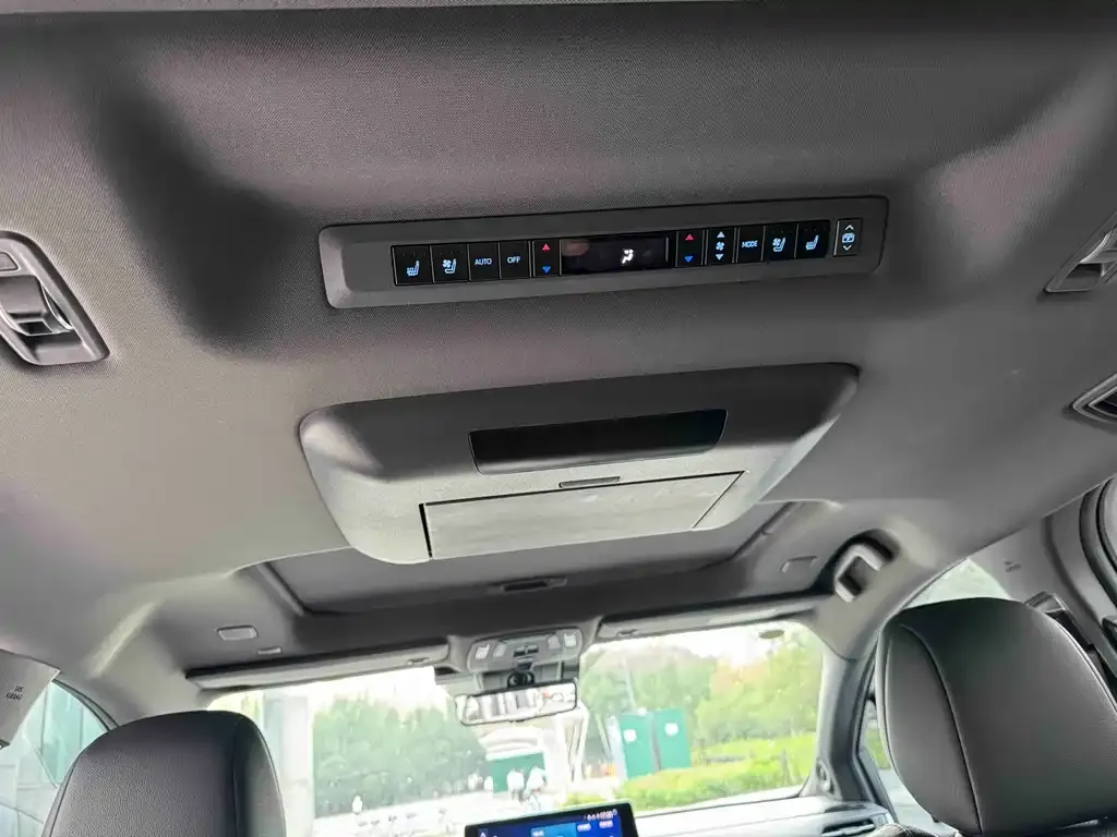 Toyota Granvia — фото 10