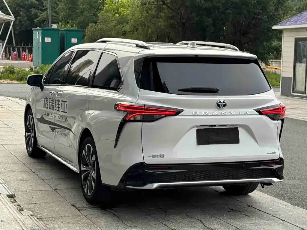 Toyota Granvia — фото 2