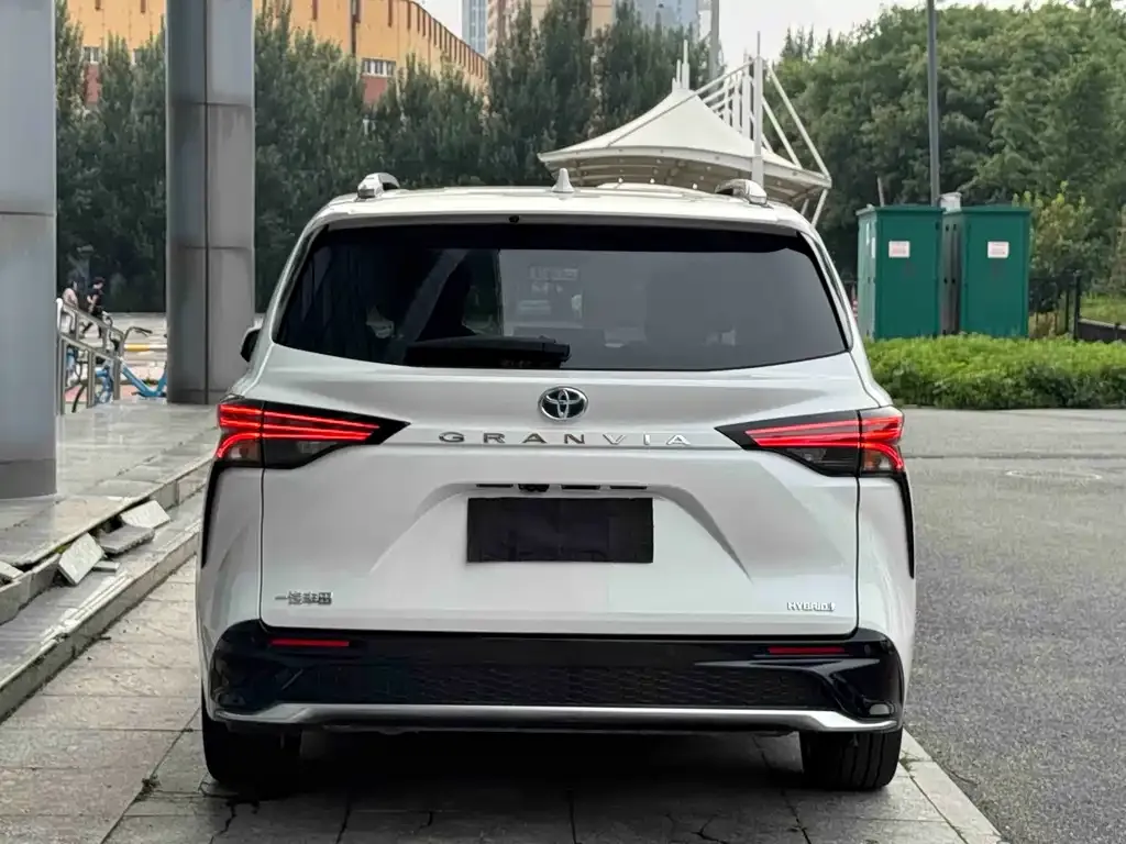 Toyota Granvia — фото 6
