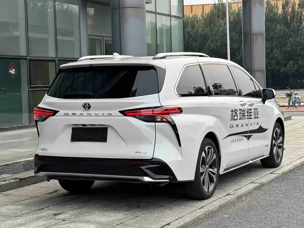 Toyota Granvia — фото 3