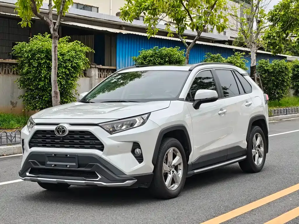 Toyota RAV4 — фото 1