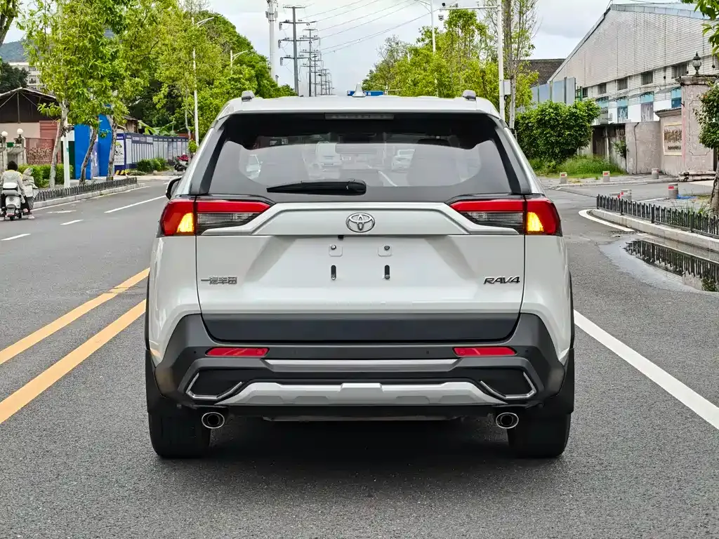 Toyota RAV4 — фото 6