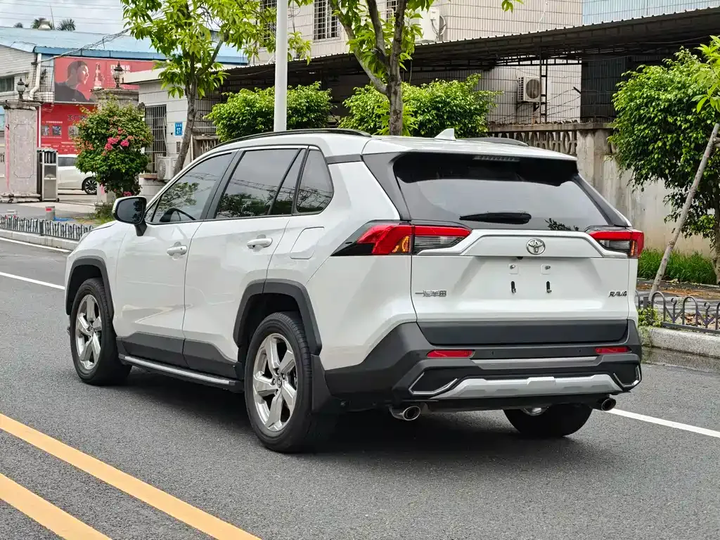 Toyota RAV4 — фото 7