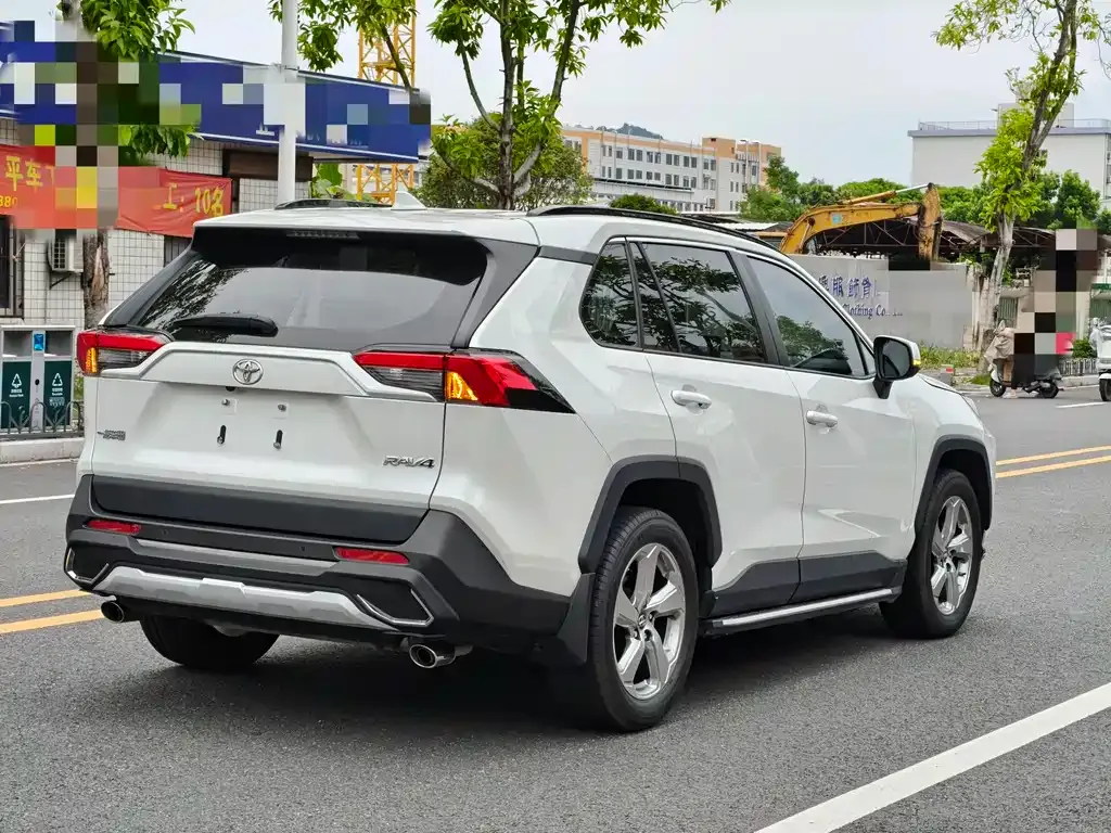 Toyota RAV4 — фото 9
