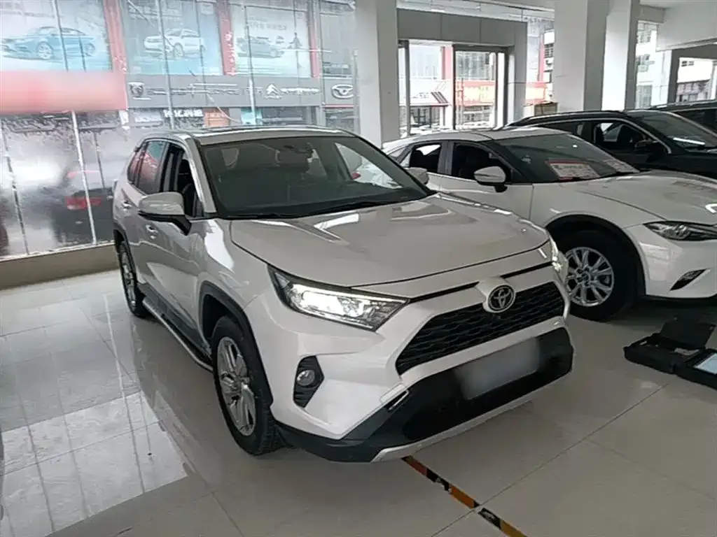 Toyota RAV4 — фото 8