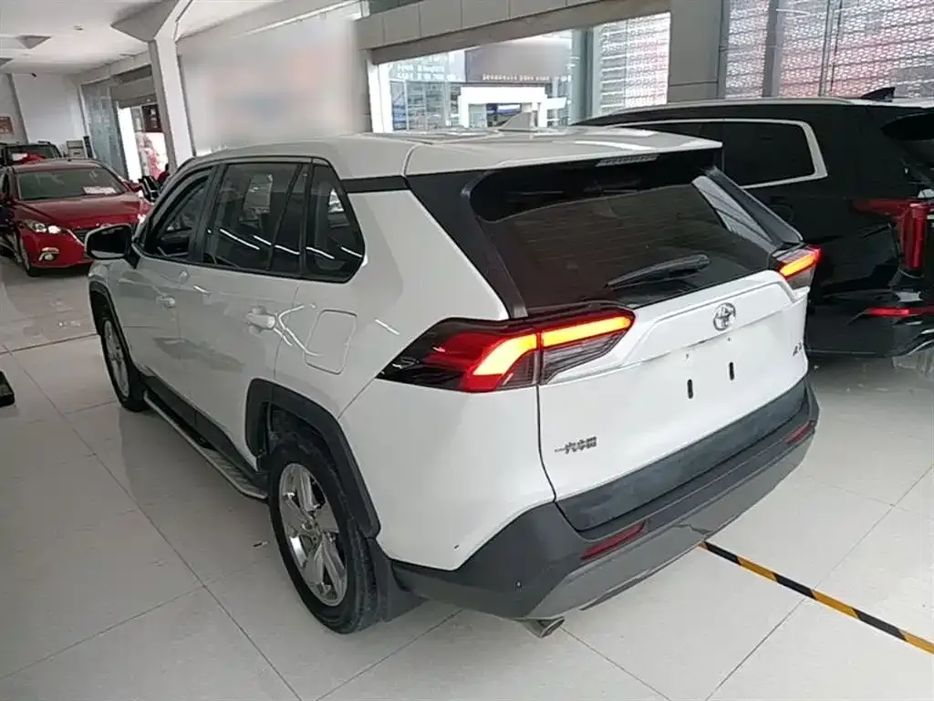 Toyota RAV4 — фото 10
