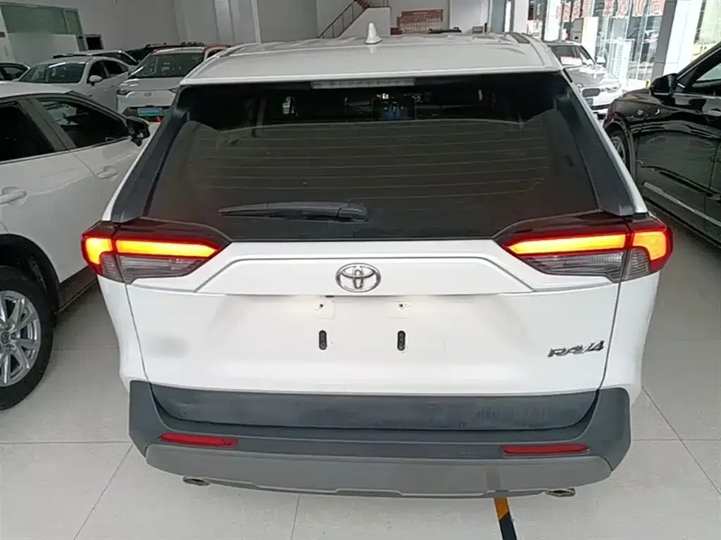 Toyota RAV4 — фото 3