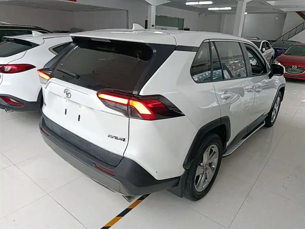 Toyota RAV4 — фото 5