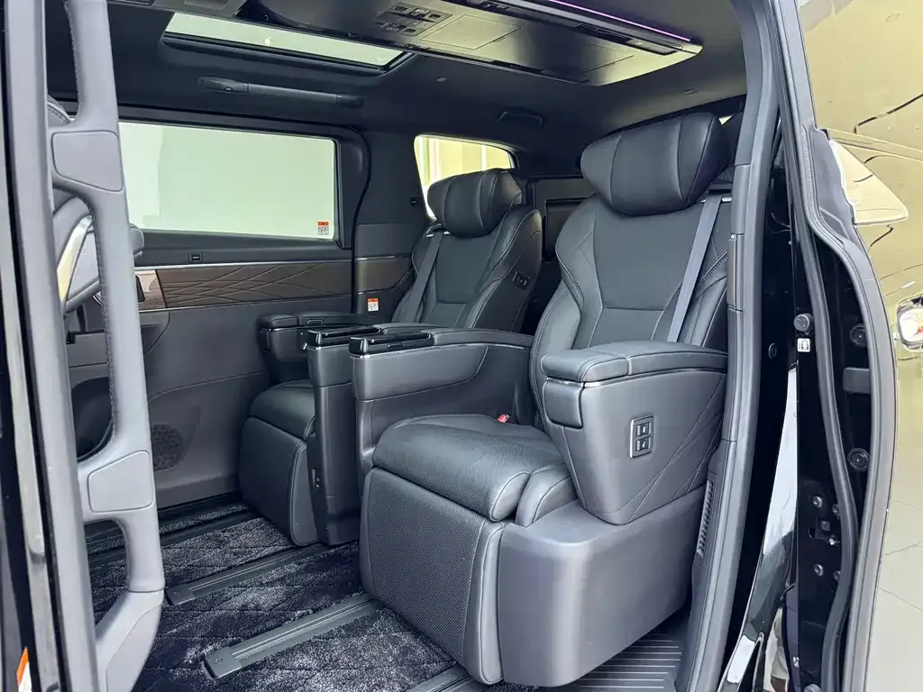 Toyota Vellfire — фото 2