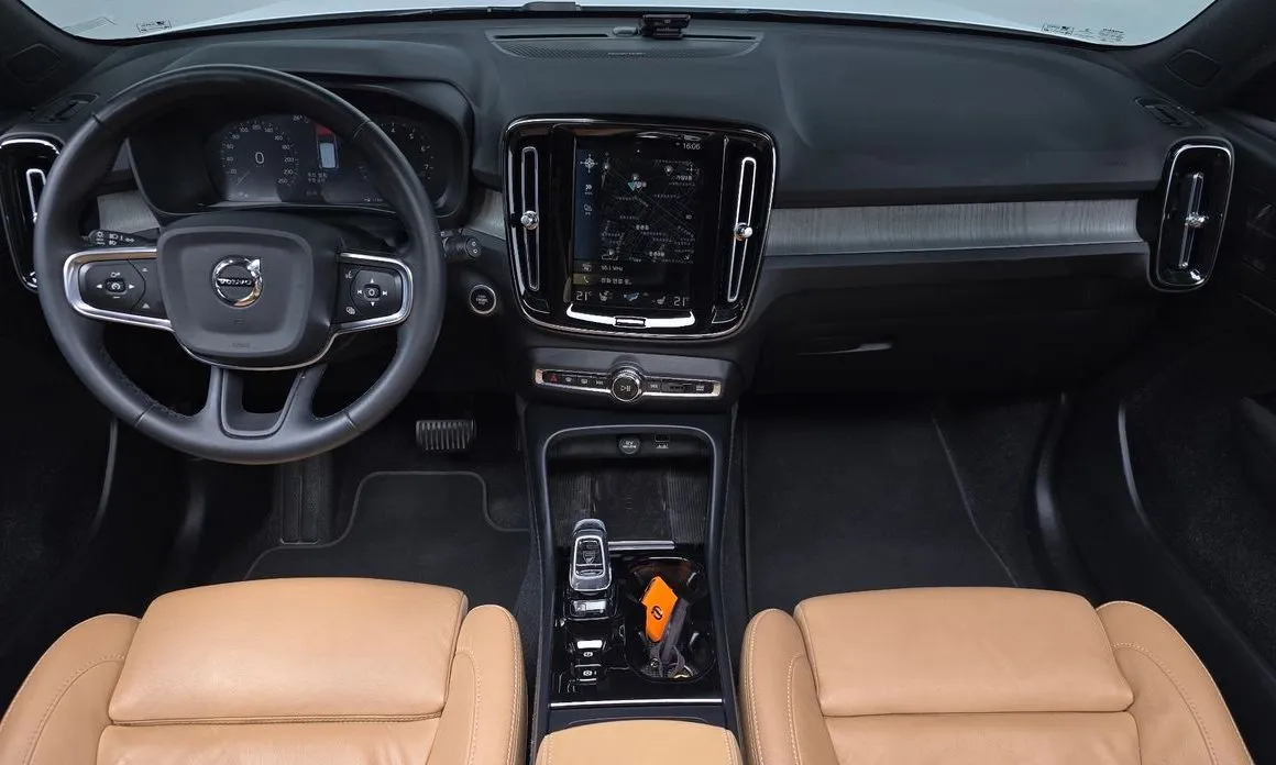 Volvo XC40 — фото 10