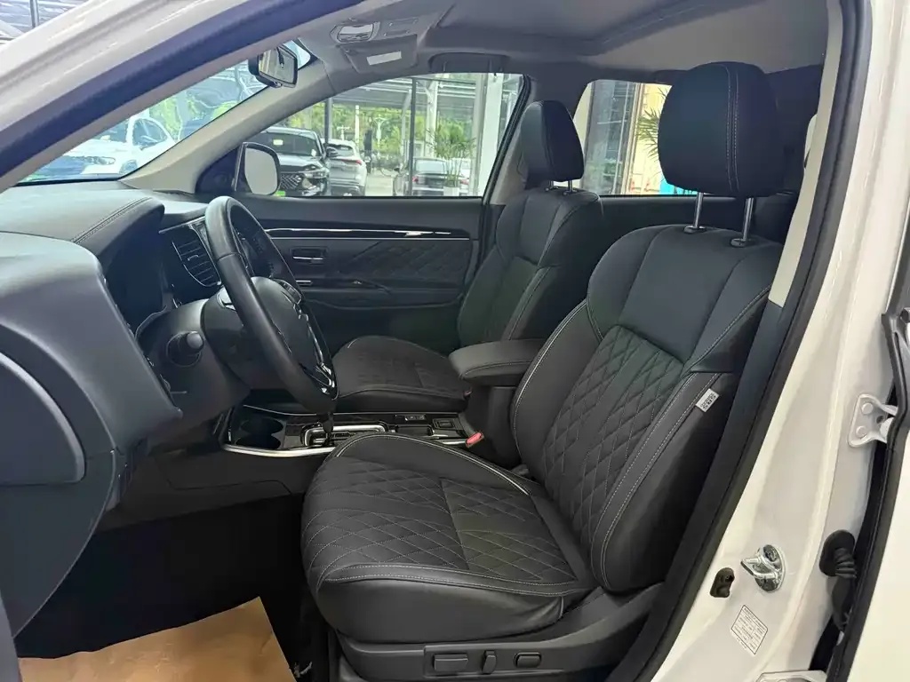 Mitsubishi Outlander — фото 10