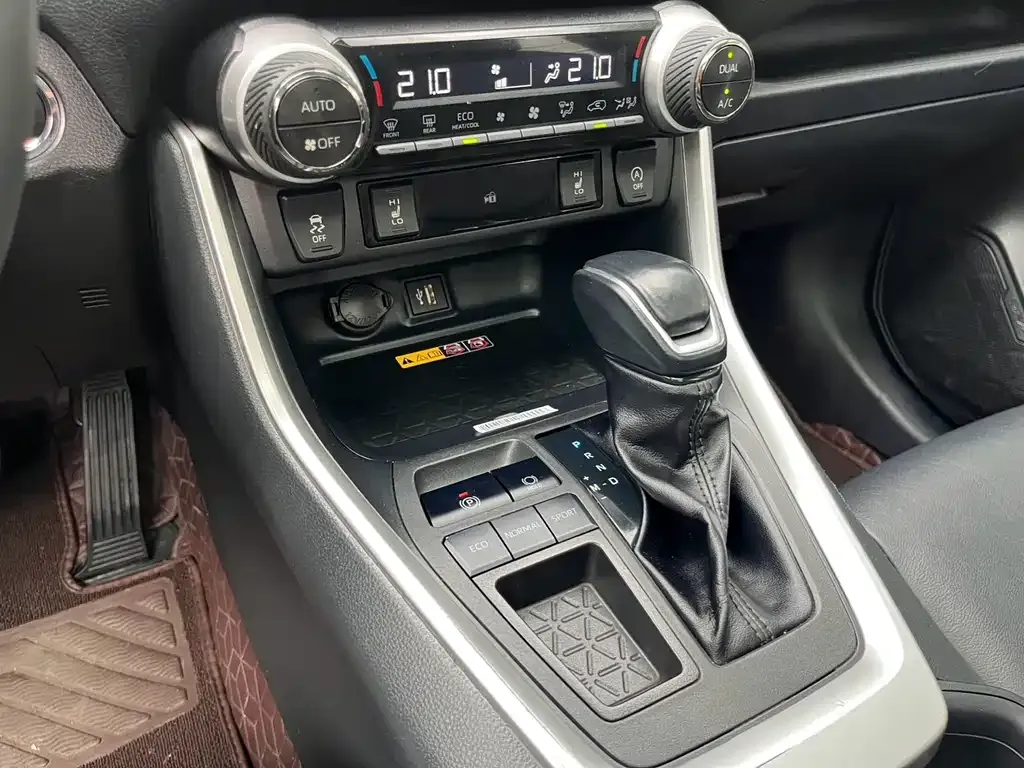 Toyota RAV4 — фото 6