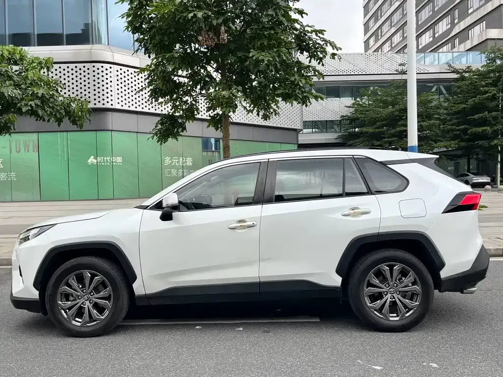 Toyota RAV4 — фото 8