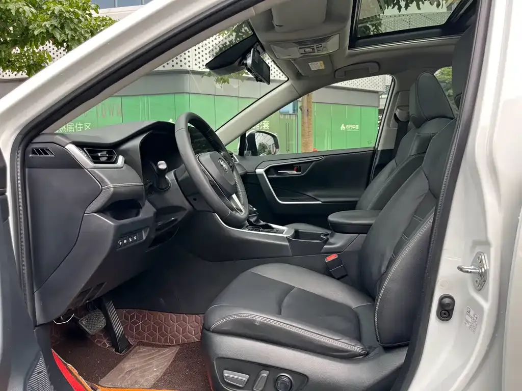 Toyota RAV4 — фото 5