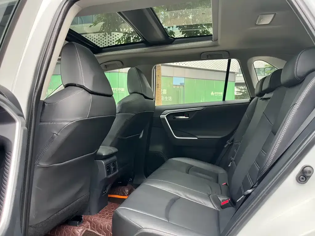 Toyota RAV4 — фото 4