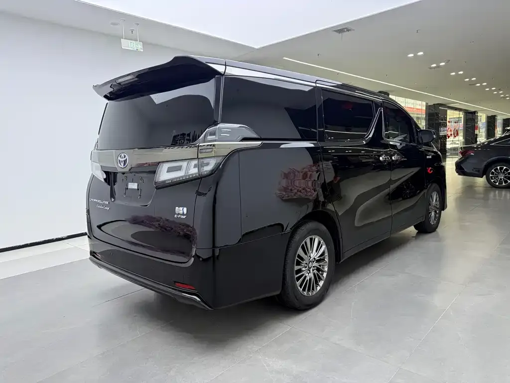 Toyota Vellfire — фото 2