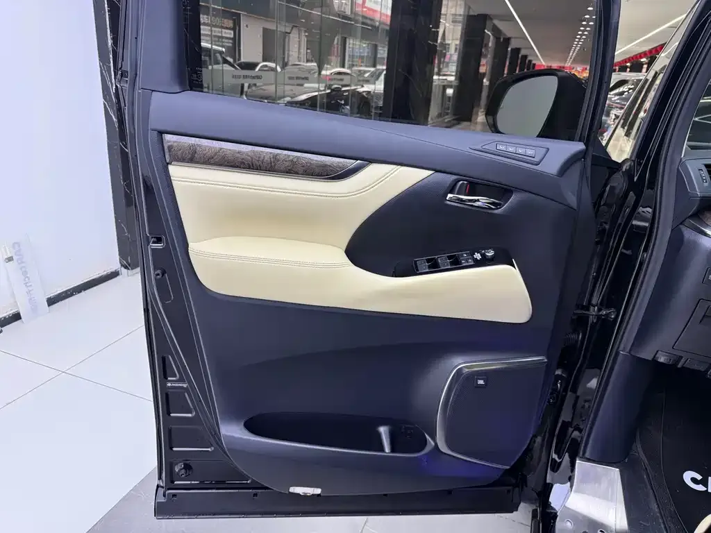 Toyota Vellfire — фото 3