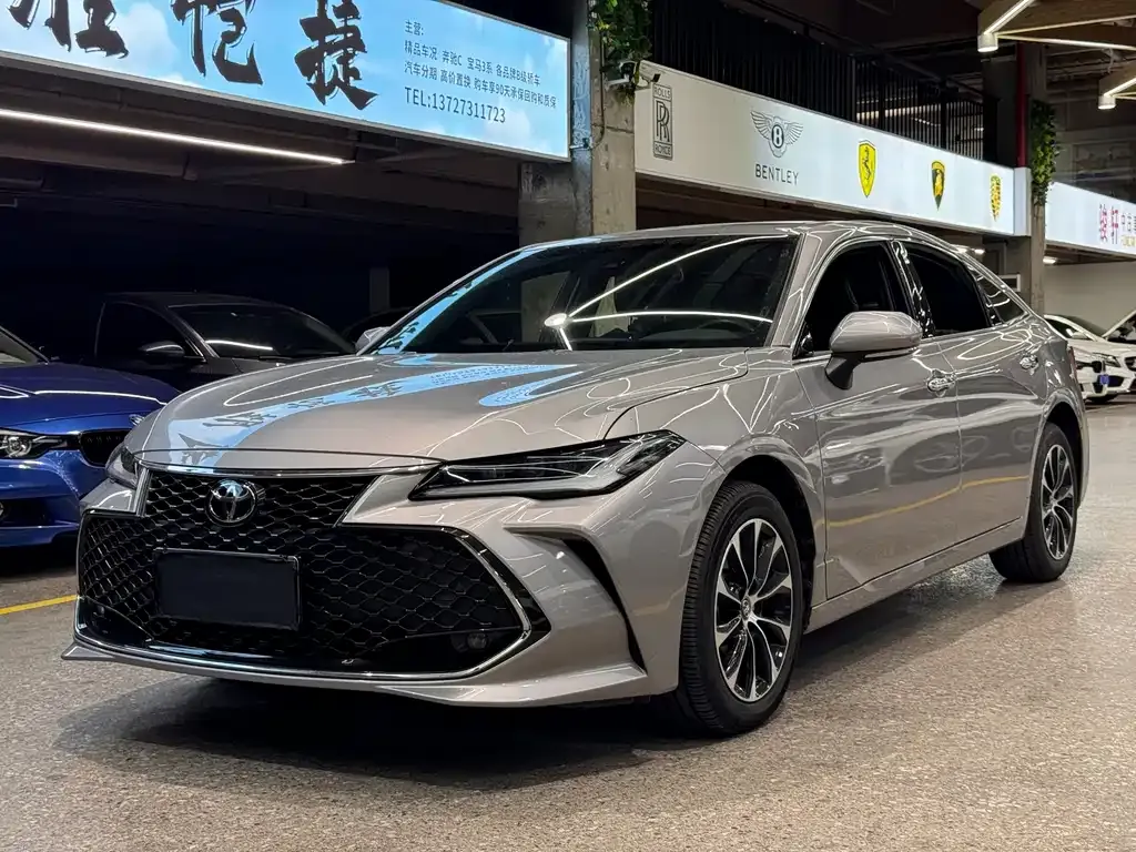 Toyota Avalon — фото 1