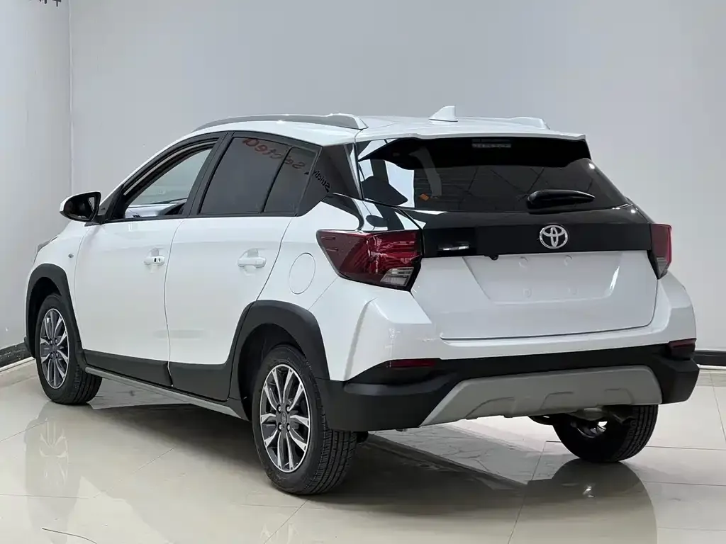 Toyota Yaris L — фото 2