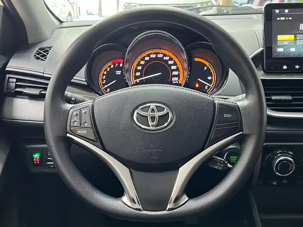 Toyota Yaris L — фото 8