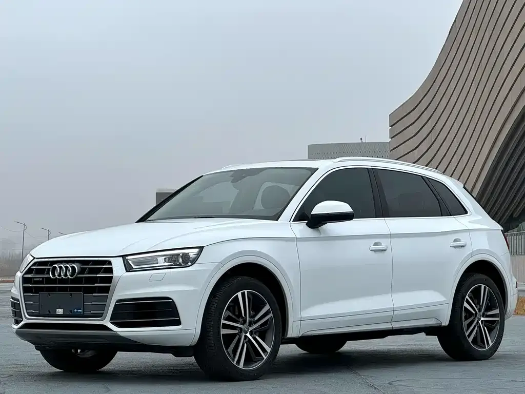Audi Q5L — фото 1