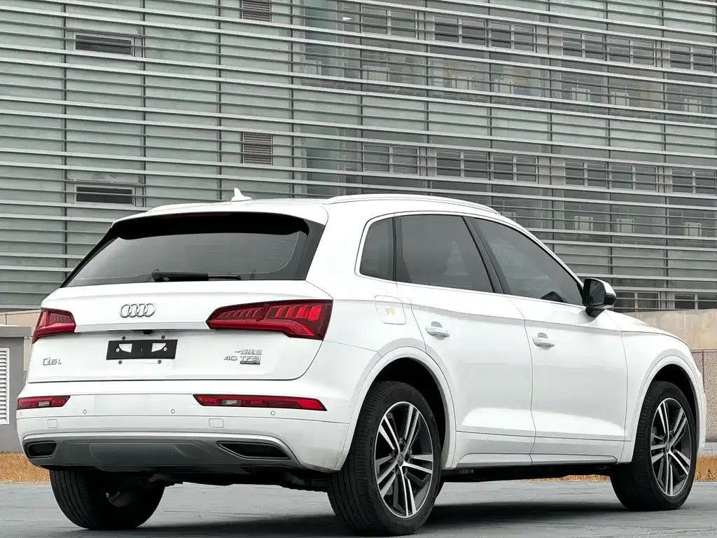 Audi Q5L — фото 5