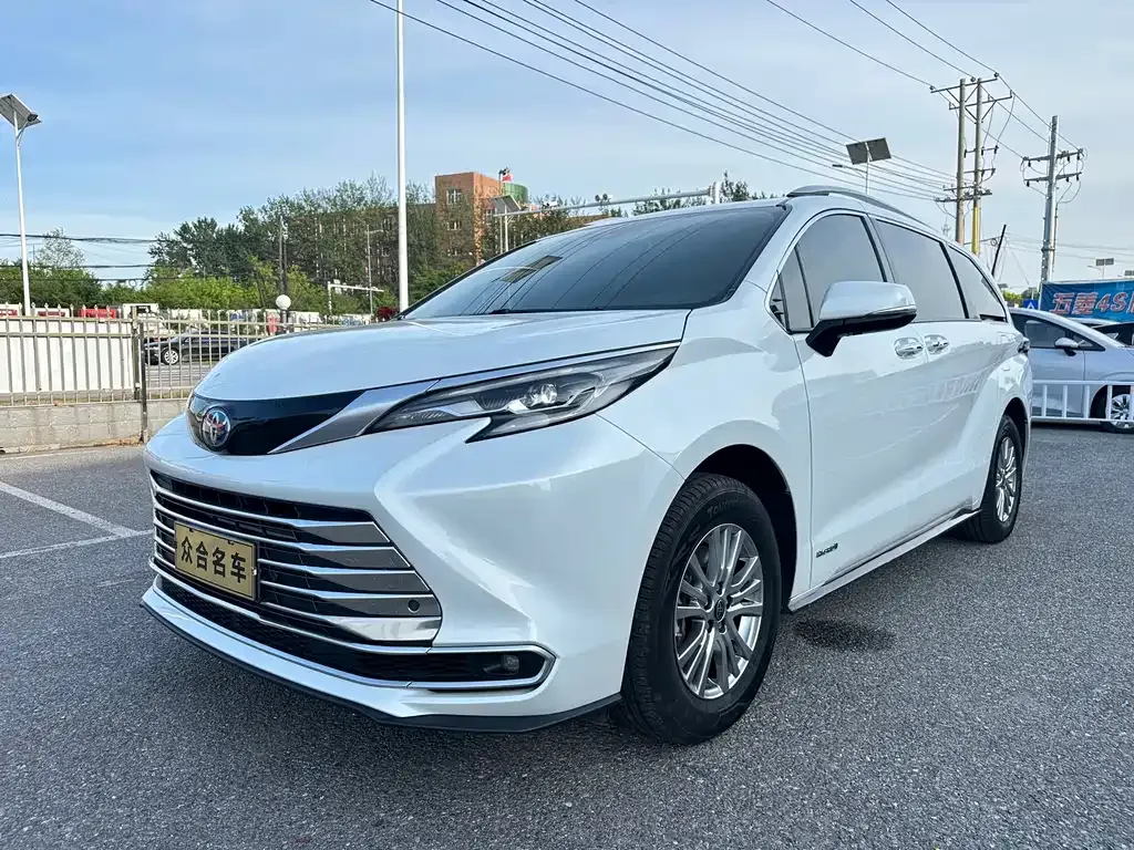 Toyota Sienna — фото 1