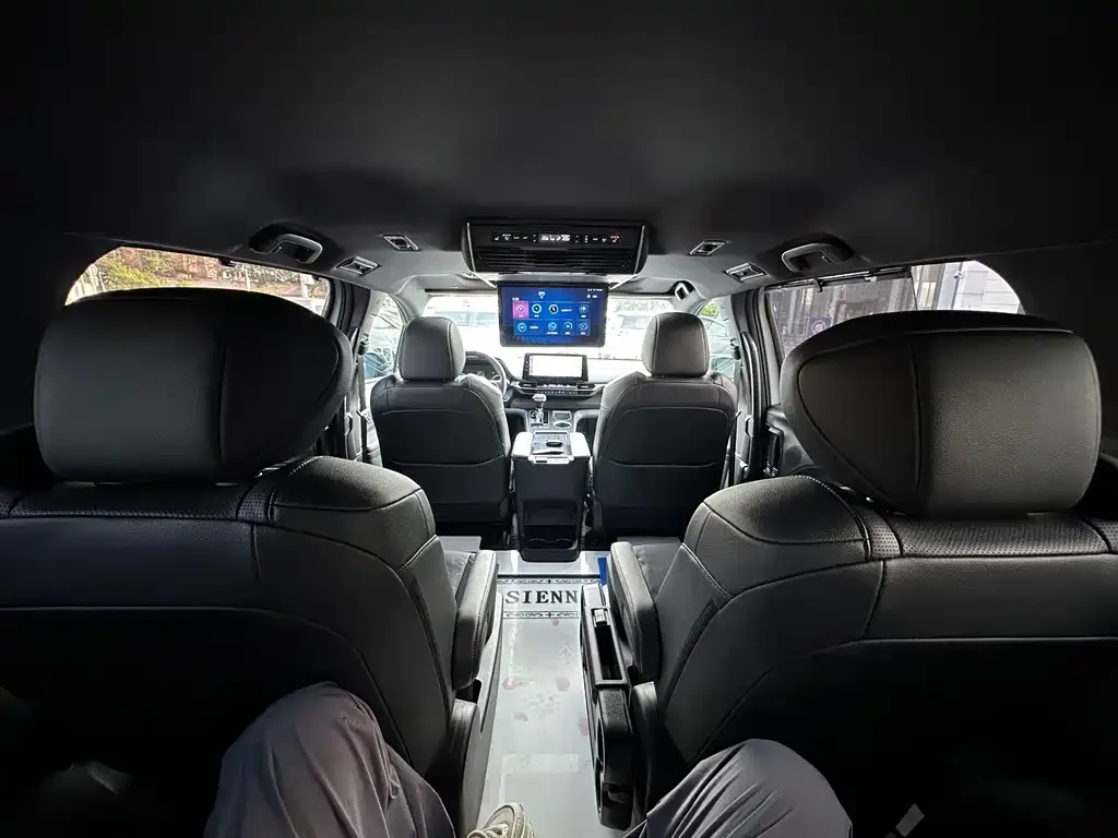 Toyota Sienna — фото 2