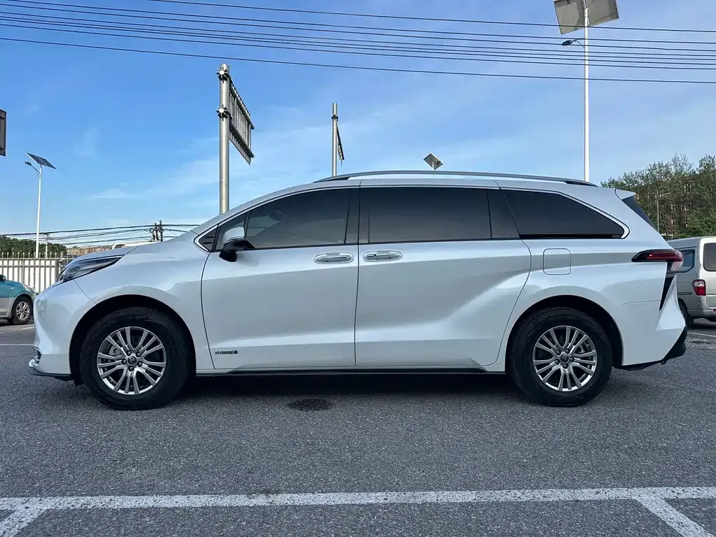 Toyota Sienna — фото 10