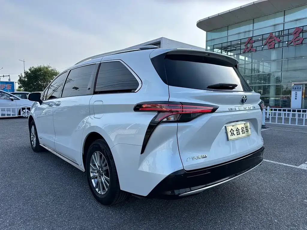 Toyota Sienna — фото 9