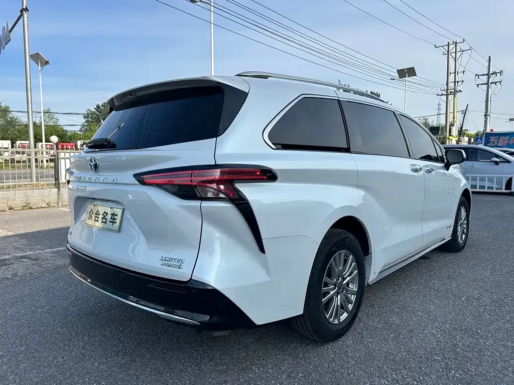 Toyota Sienna — фото 4