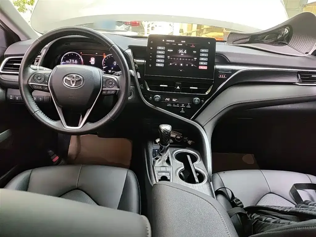 Toyota Camry — фото 2