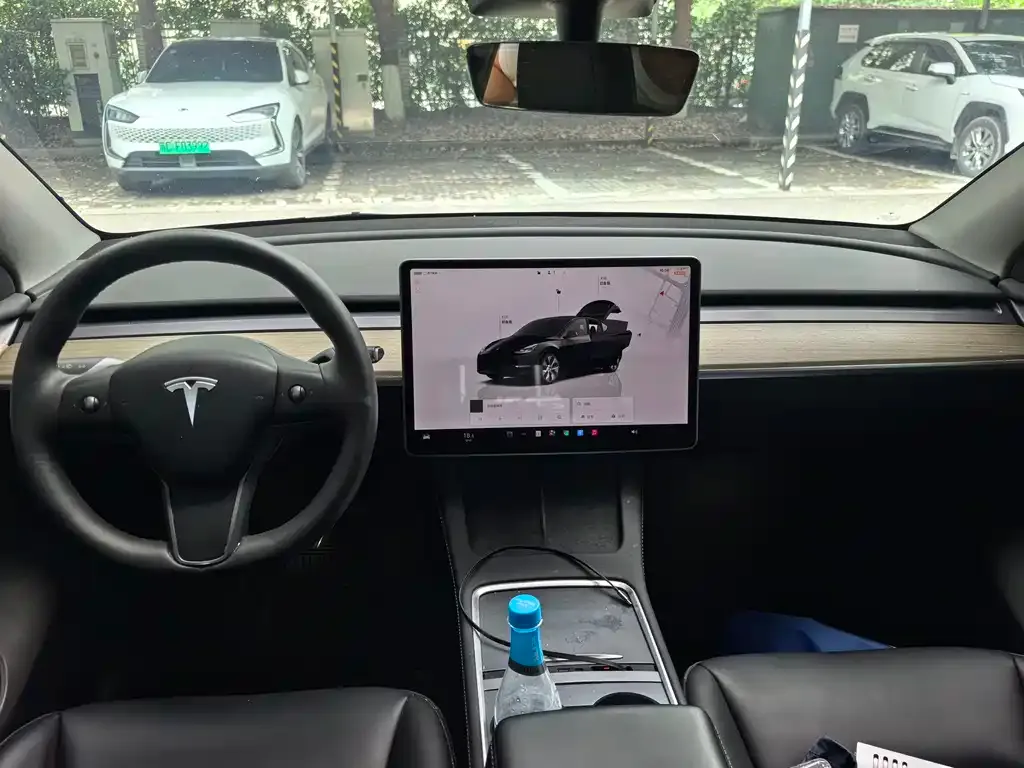 Tesla Model Y — фото 5