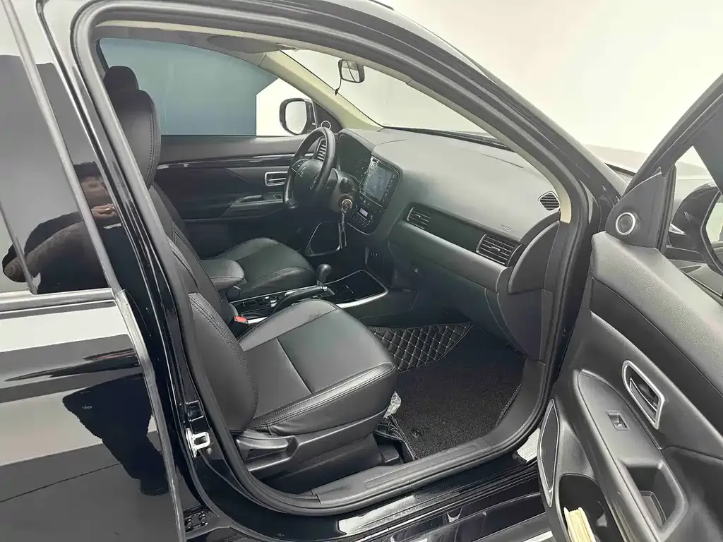 Mitsubishi Outlander — фото 10