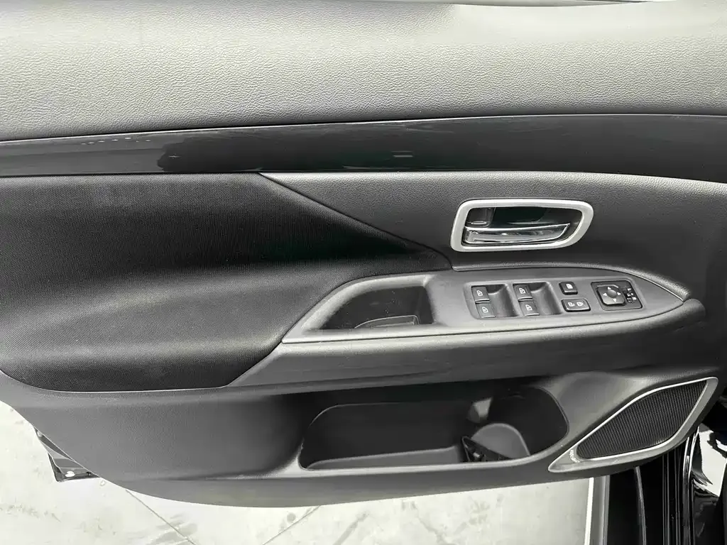 Mitsubishi Outlander — фото 9