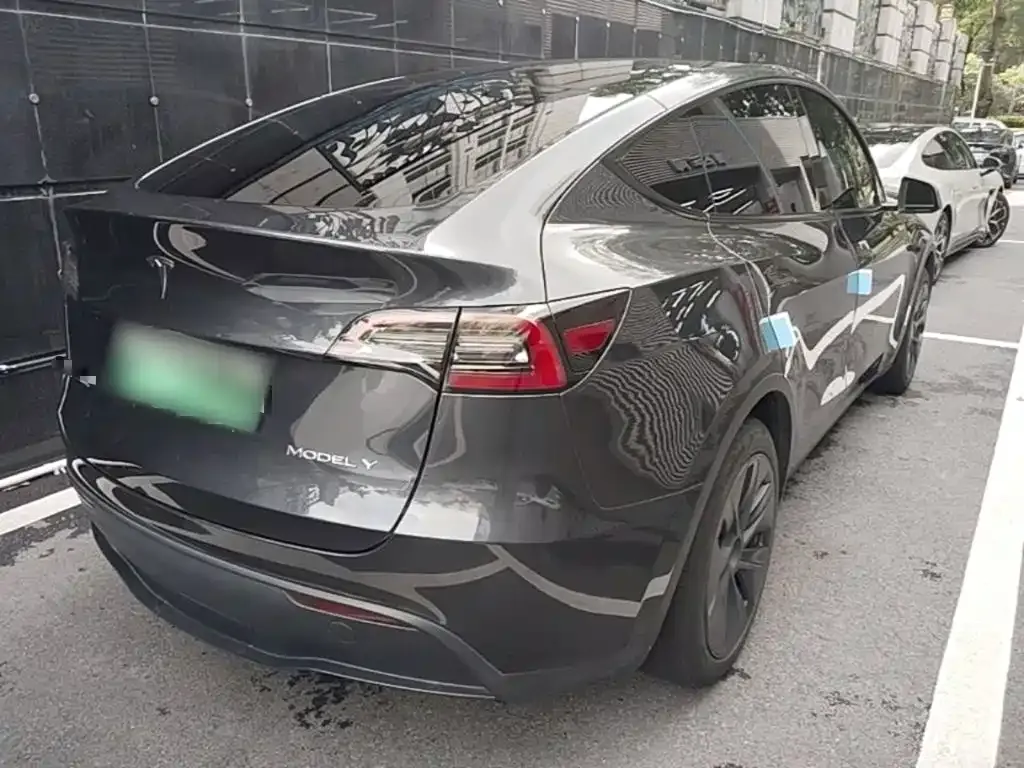 Tesla Model Y — фото 8